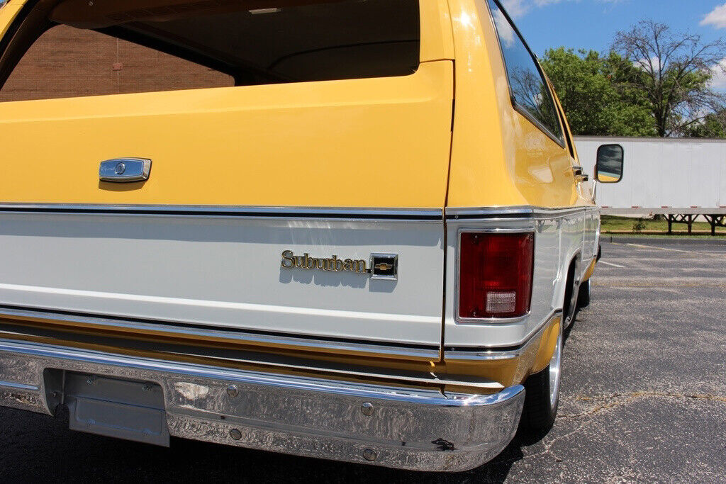 Chevrolet-Suburban-1979-SUV-12