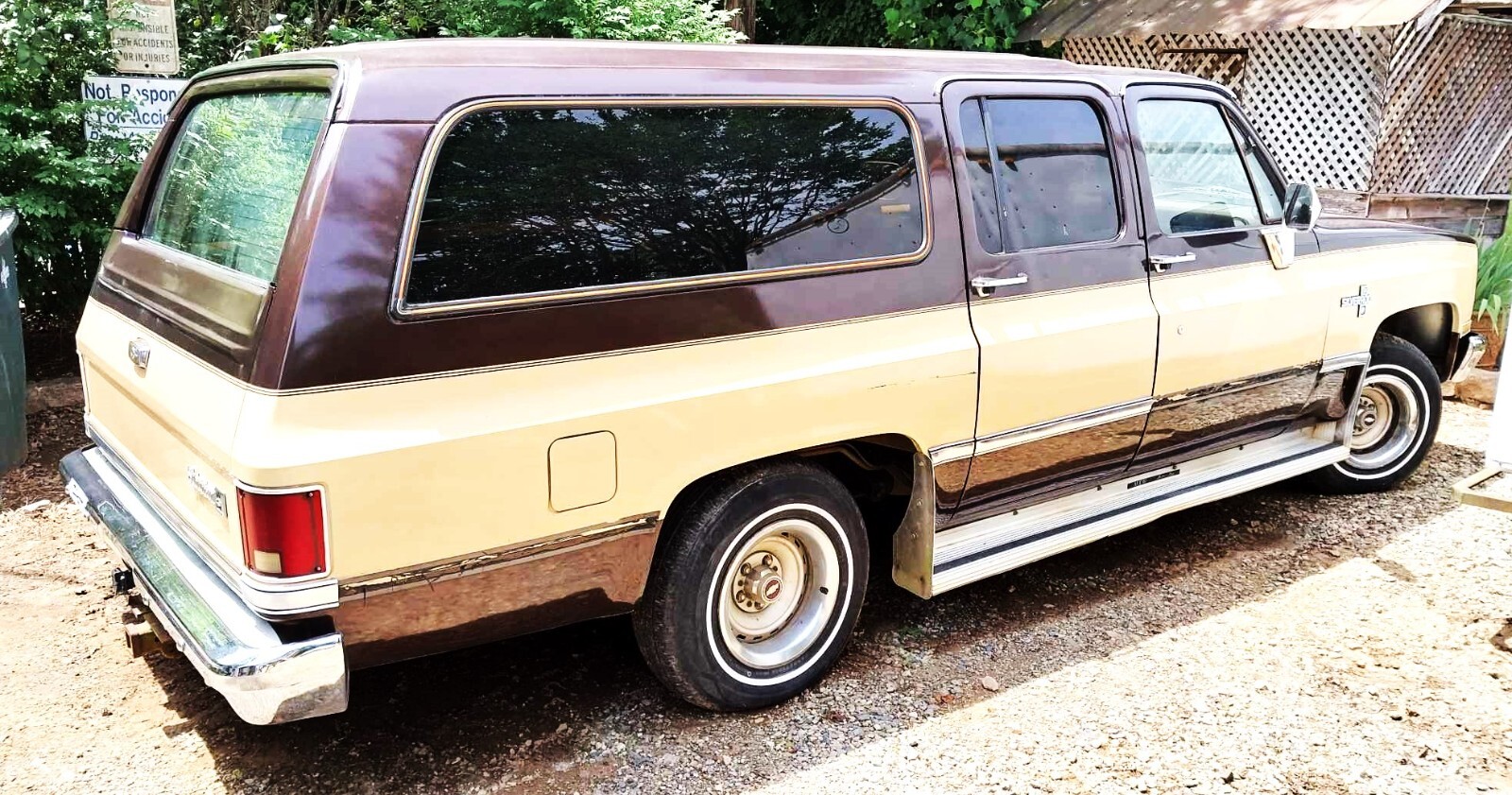 Chevrolet-Suburban-1985-1