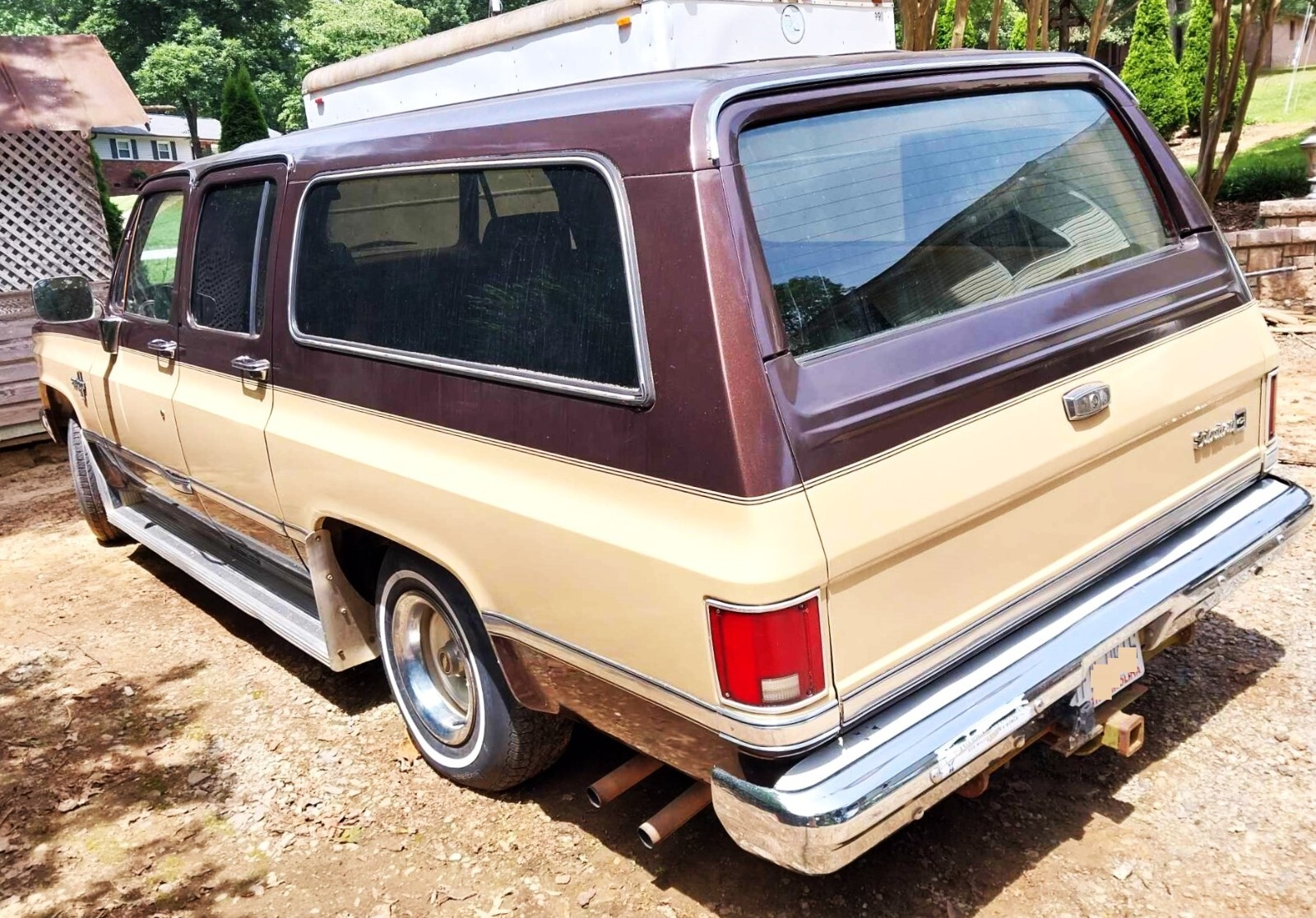 Chevrolet-Suburban-1985-2