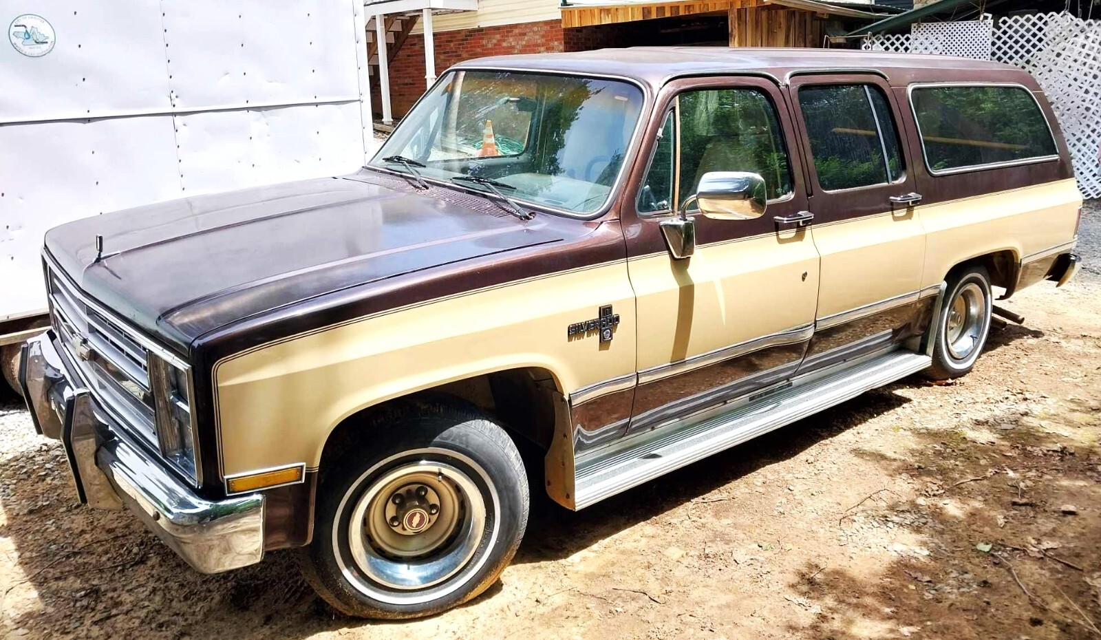 Chevrolet-Suburban-1985