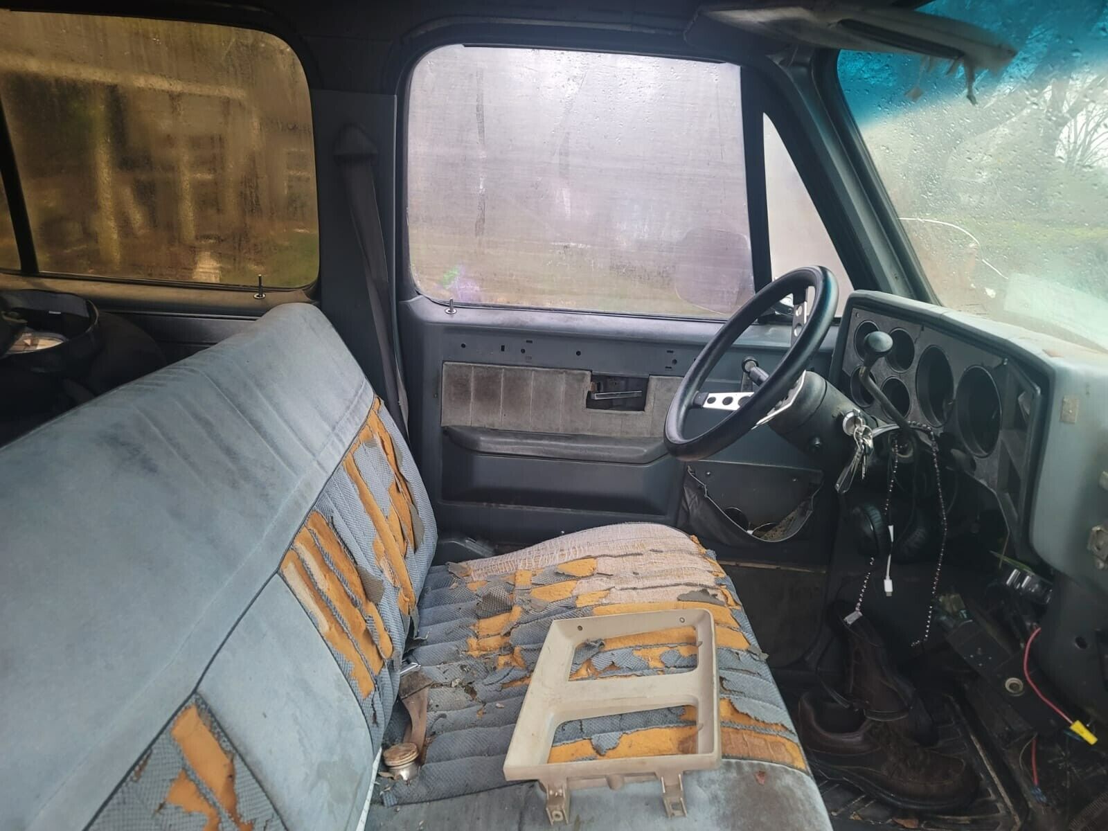 Chevrolet-Suburban-1987-SUV-12