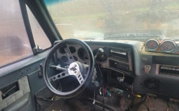 Chevrolet-Suburban-1987-SUV-13