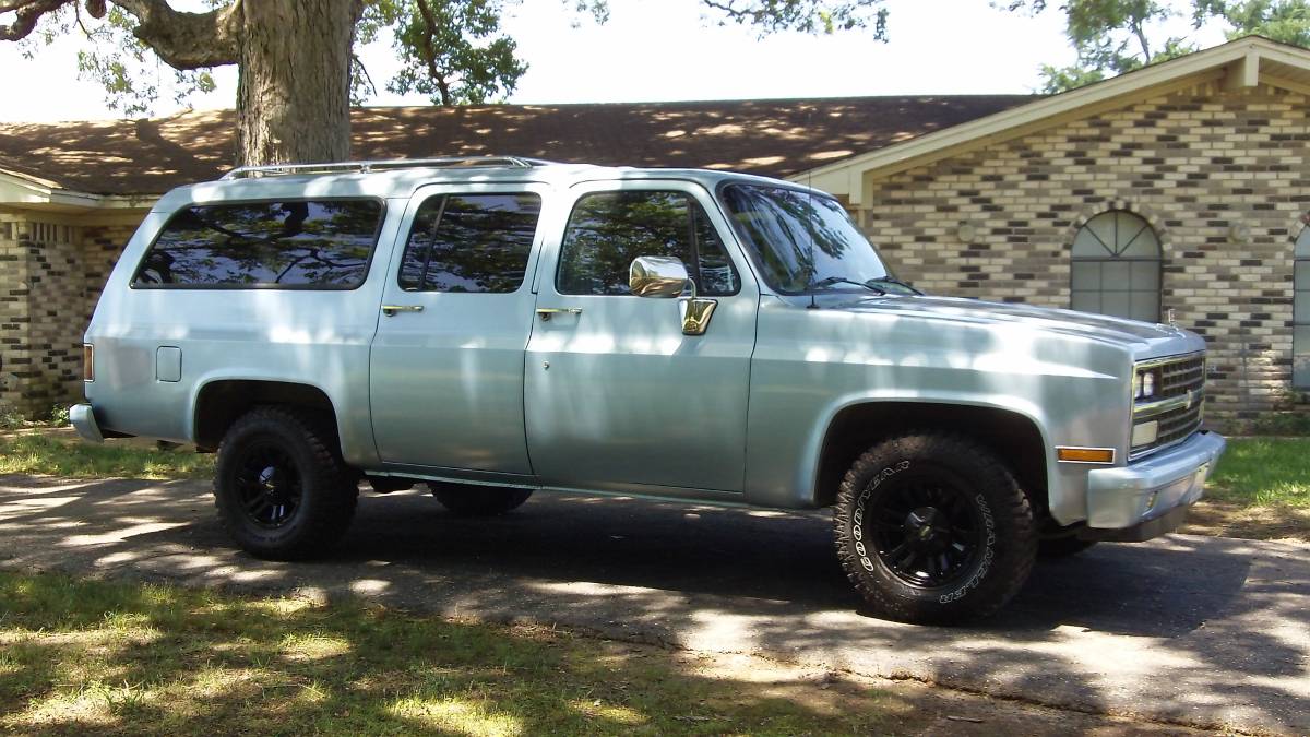 Chevrolet-Suburban-1990-1
