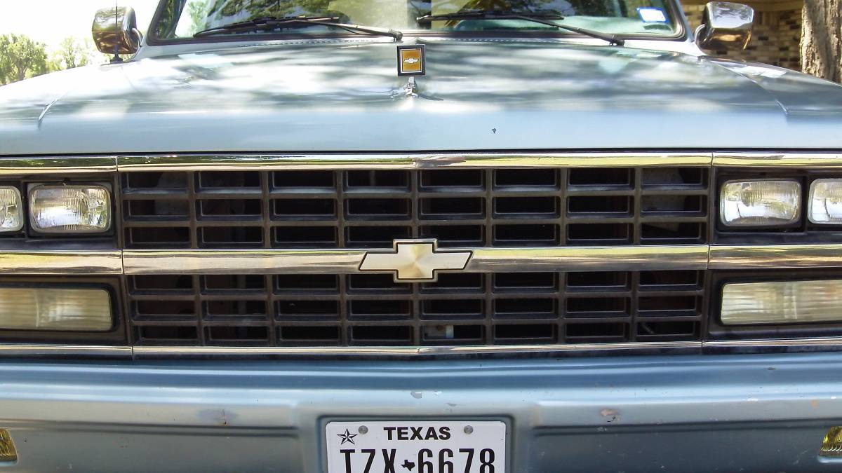 Chevrolet-Suburban-1990-10