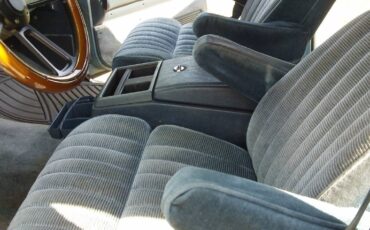 Chevrolet-Suburban-1990-12