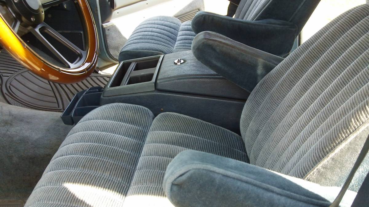 Chevrolet-Suburban-1990-12
