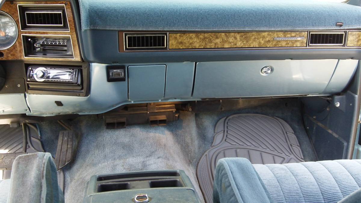Chevrolet-Suburban-1990-13