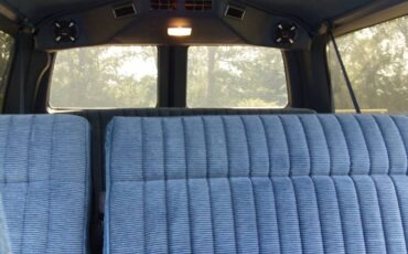 Chevrolet-Suburban-1990-14