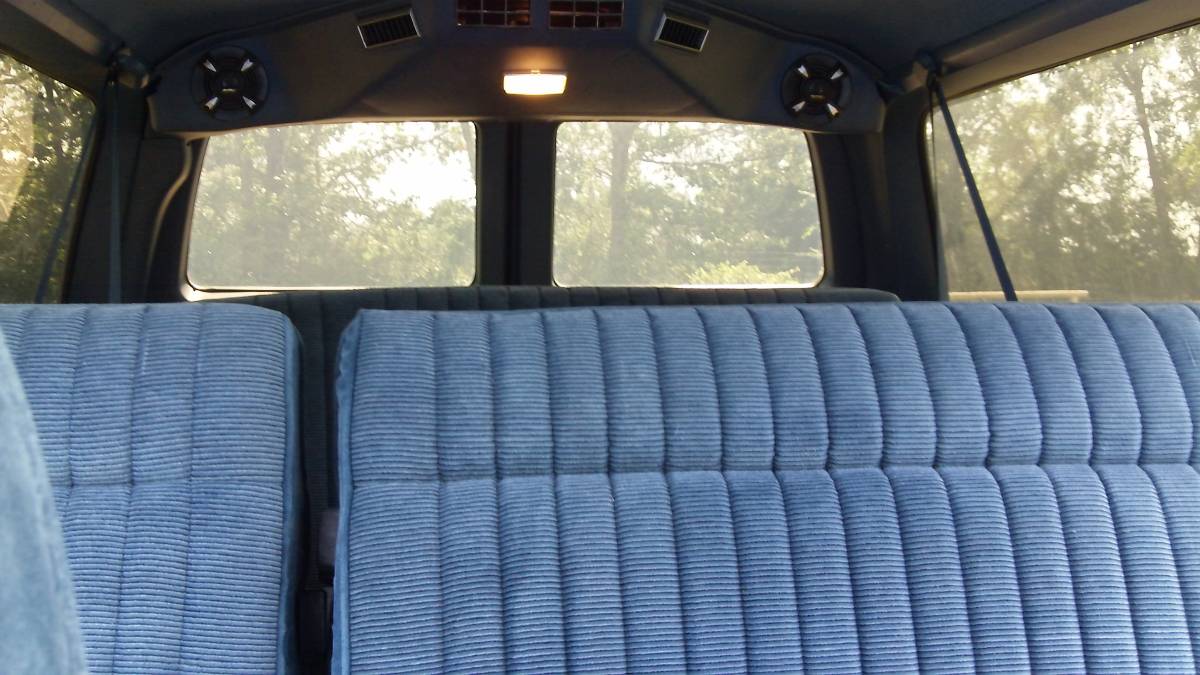 Chevrolet-Suburban-1990-14