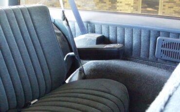 Chevrolet-Suburban-1990-16