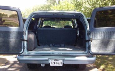 Chevrolet-Suburban-1990-17