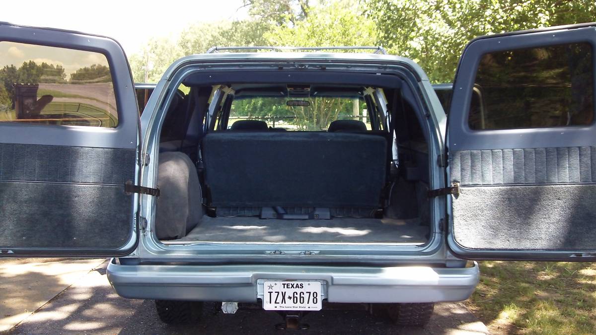 Chevrolet-Suburban-1990-17