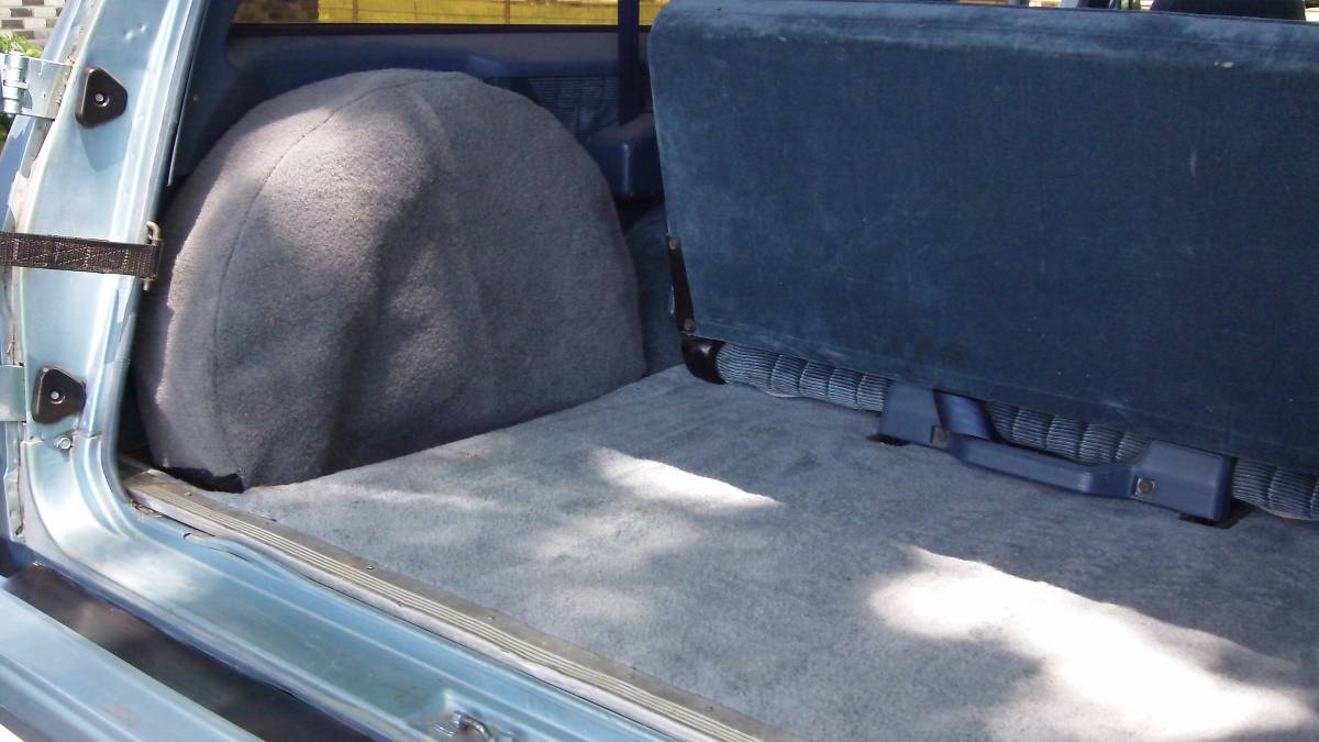 Chevrolet-Suburban-1990-18