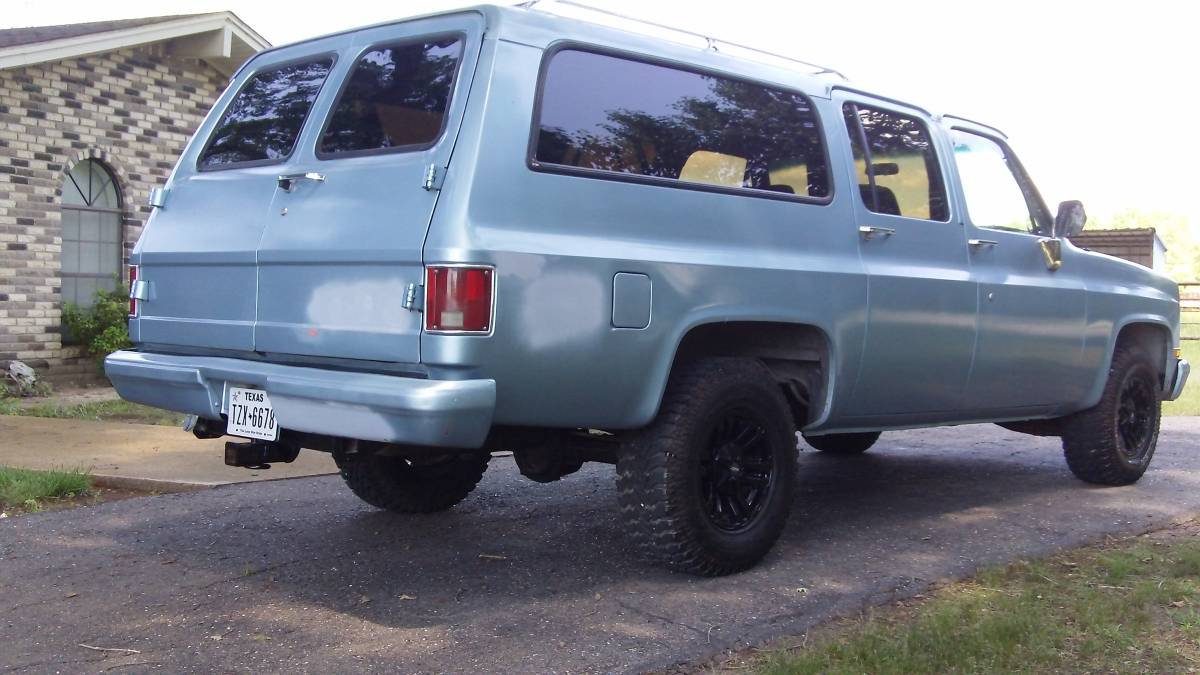Chevrolet-Suburban-1990-2