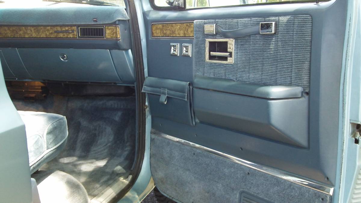 Chevrolet-Suburban-1990-20