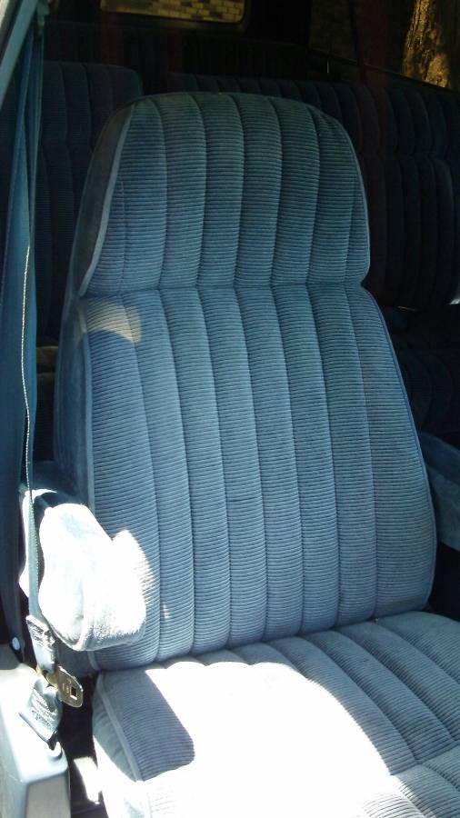 Chevrolet-Suburban-1990-21