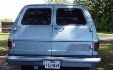 Chevrolet-Suburban-1990-3