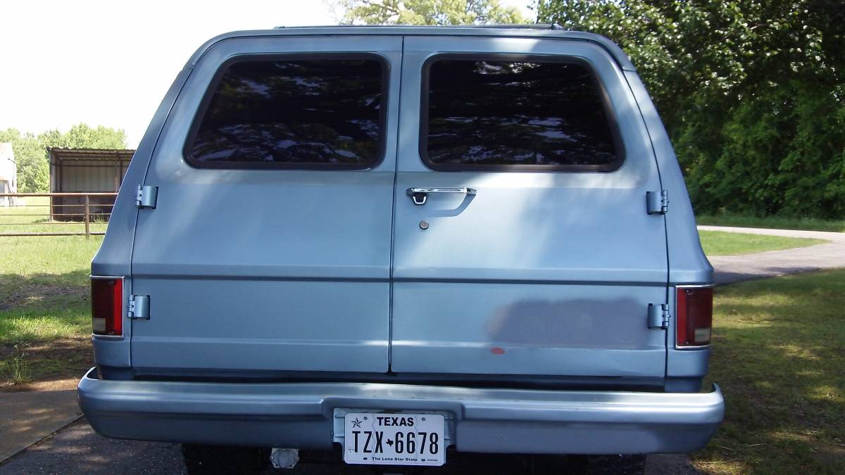 Chevrolet-Suburban-1990-3