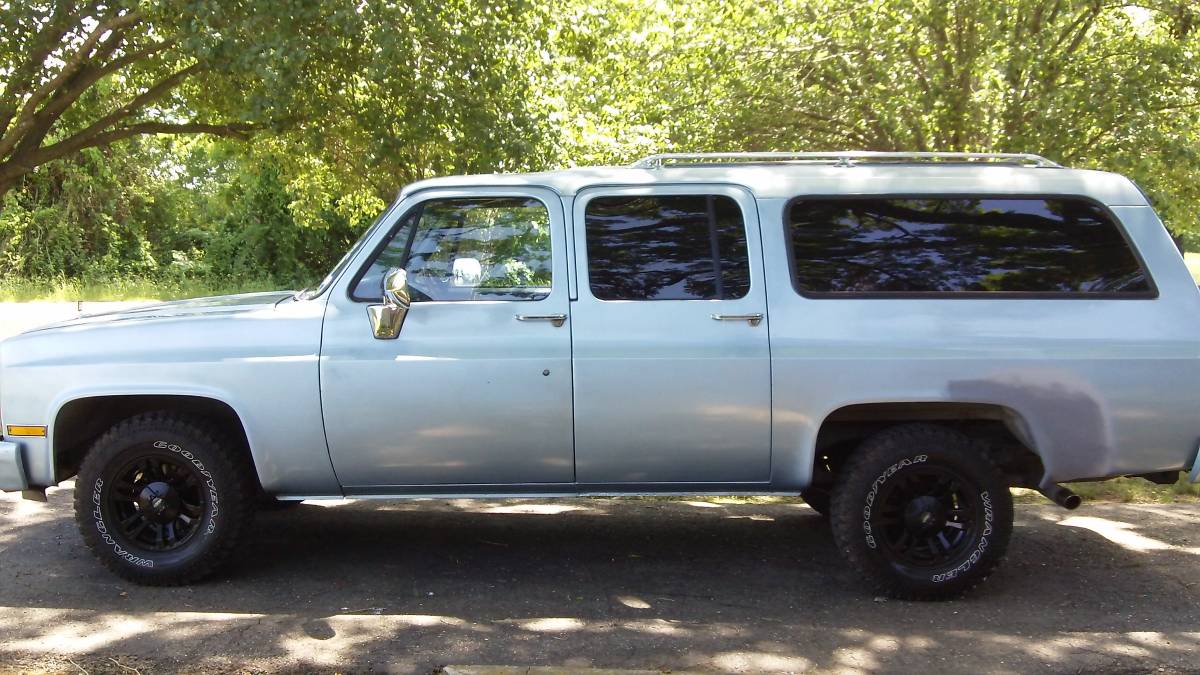 Chevrolet-Suburban-1990-4