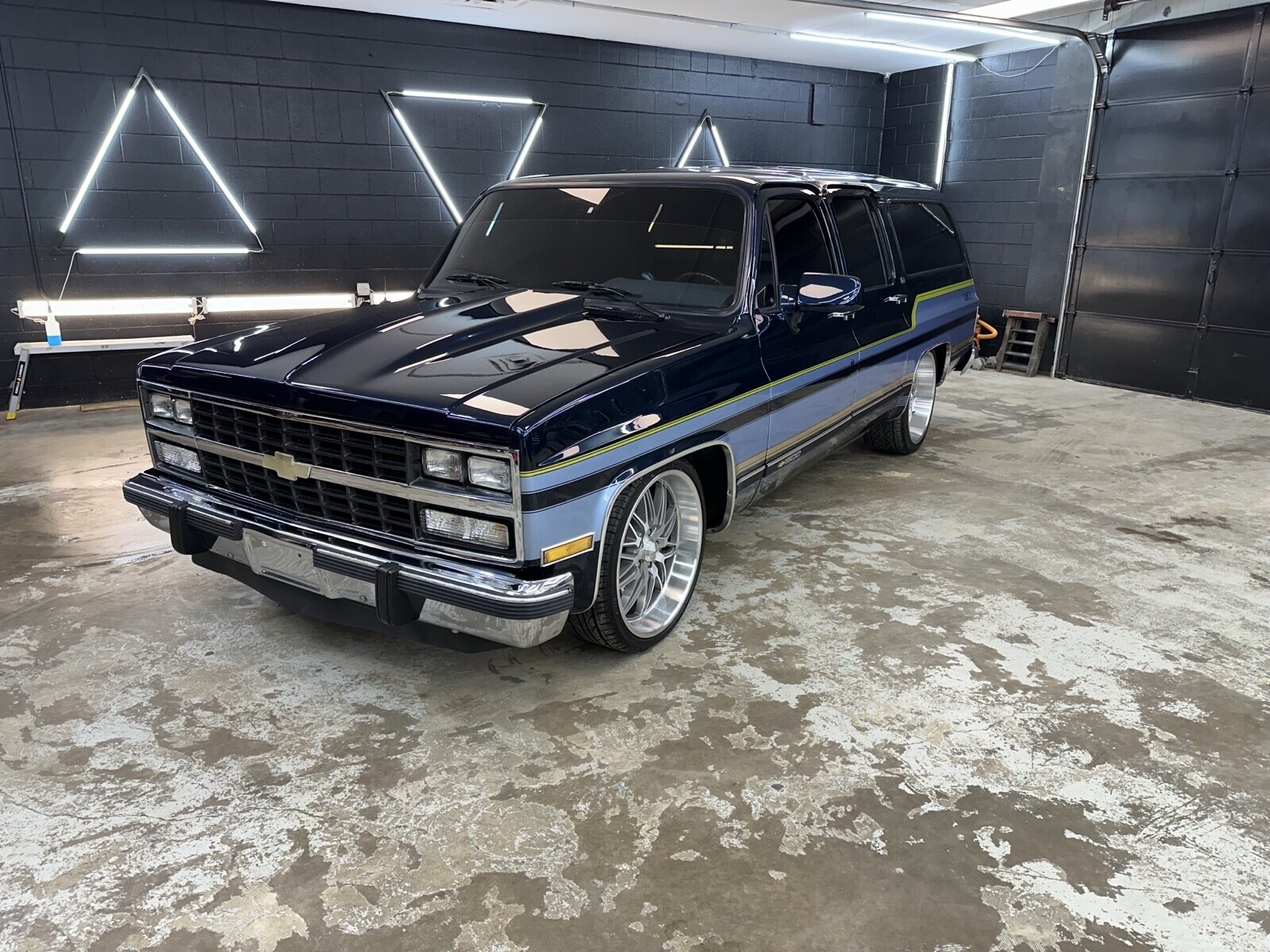 Chevrolet-Suburban-1991-1