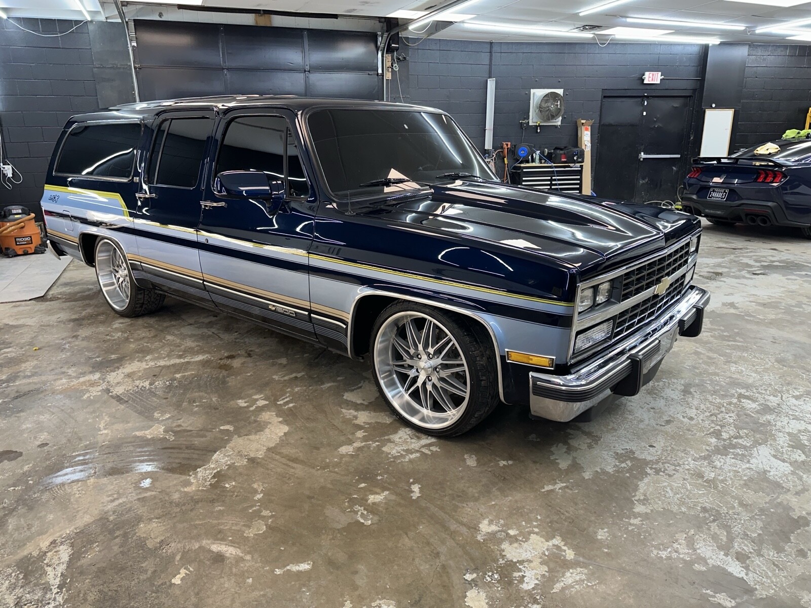 Chevrolet-Suburban-1991-11
