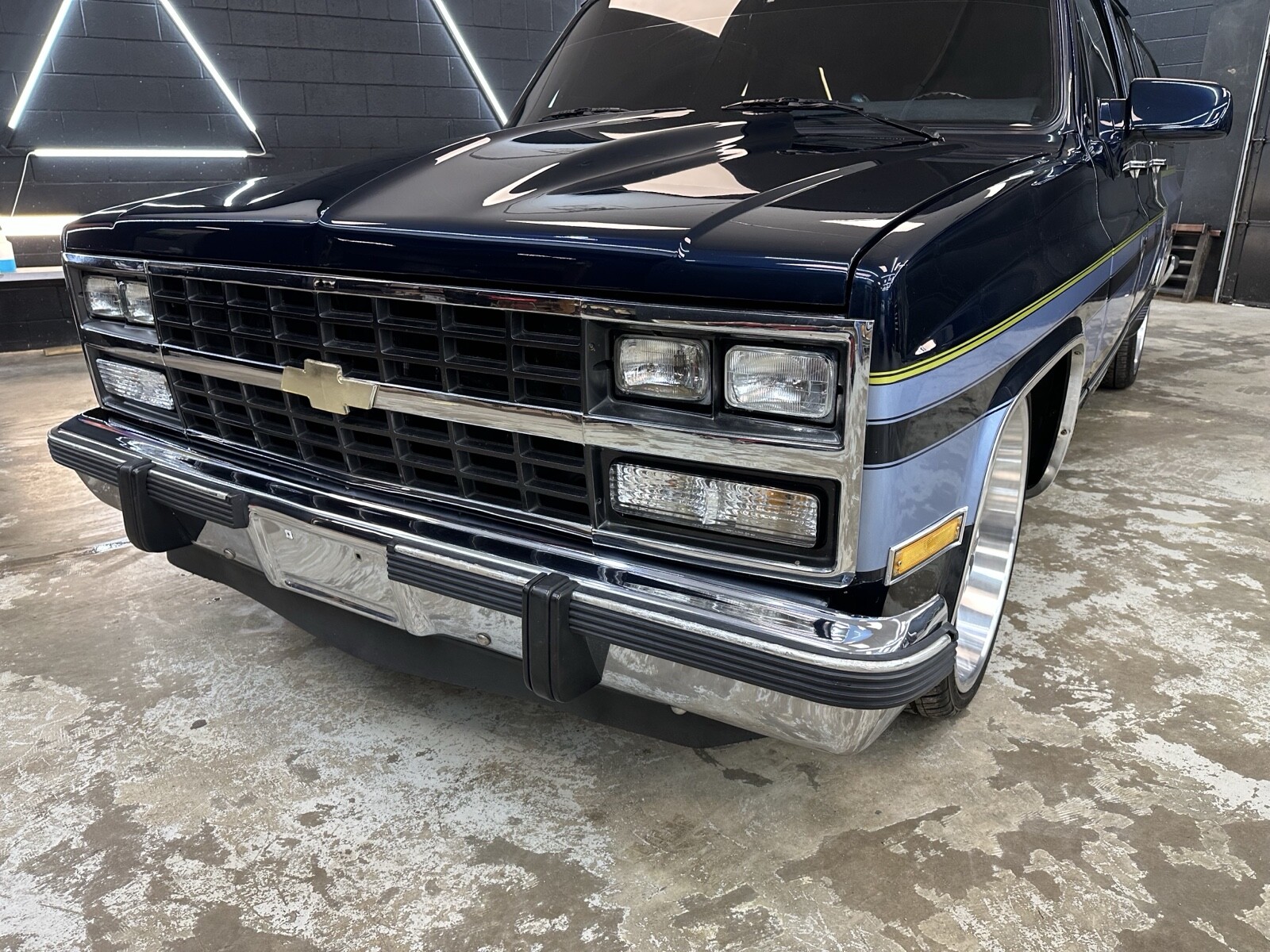 Chevrolet-Suburban-1991-12