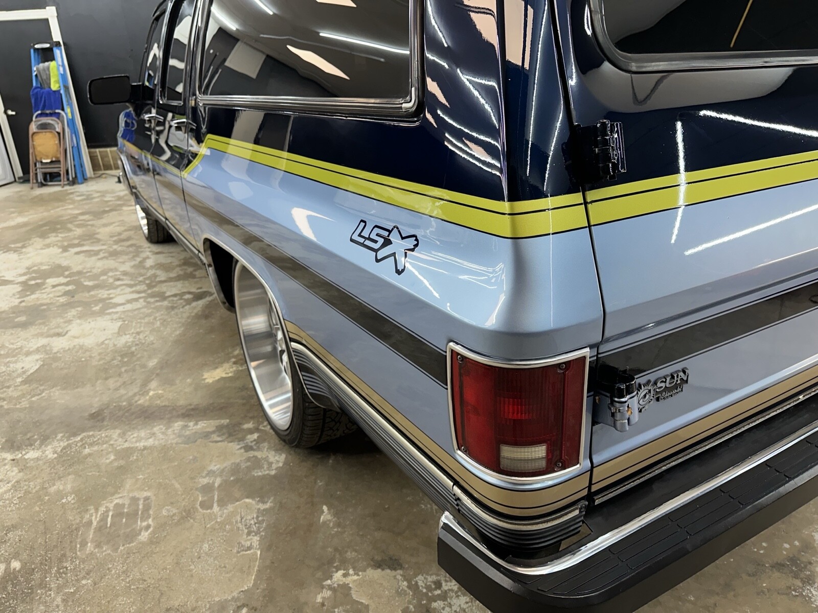 Chevrolet-Suburban-1991-14