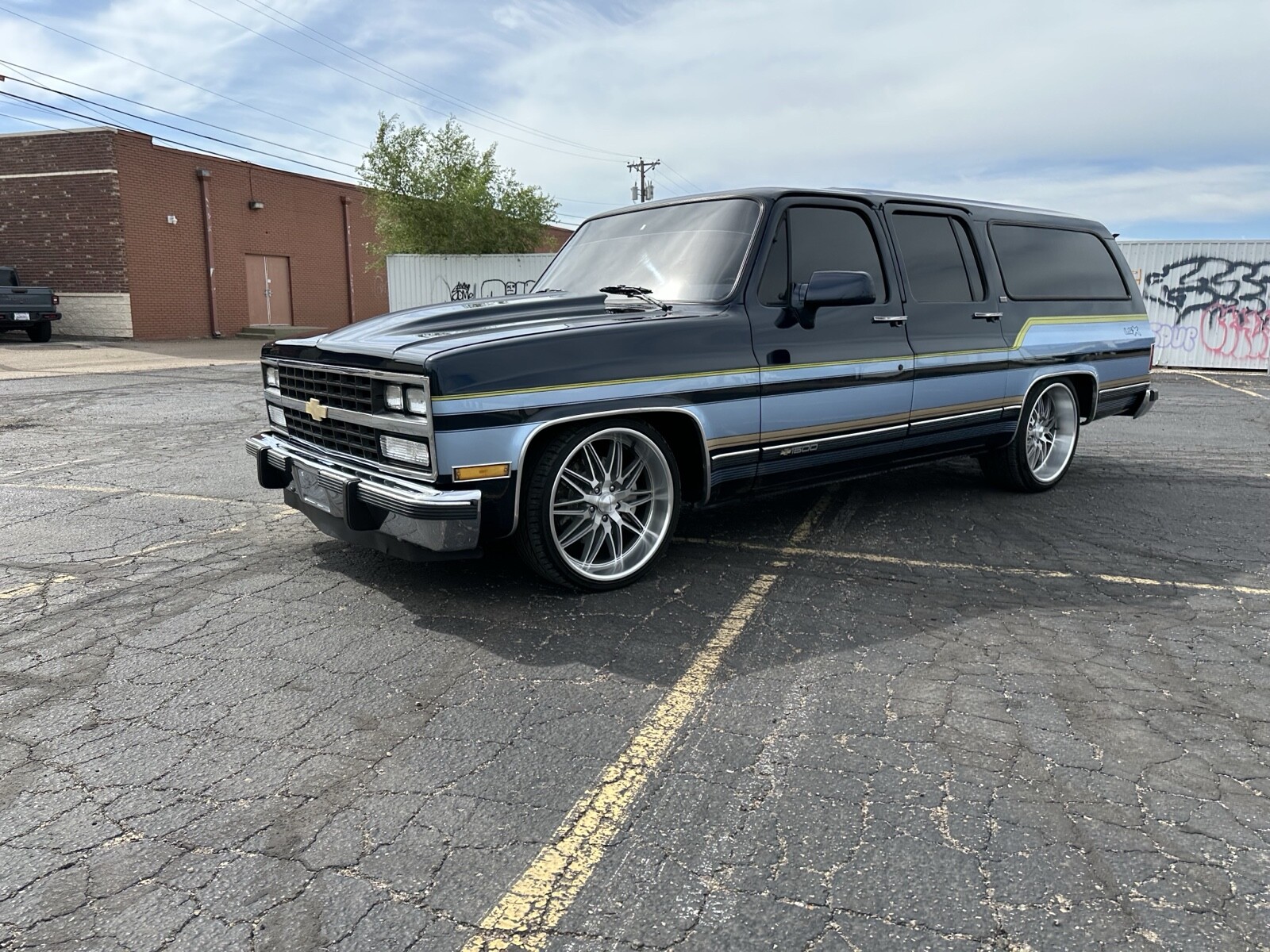 Chevrolet-Suburban-1991-16