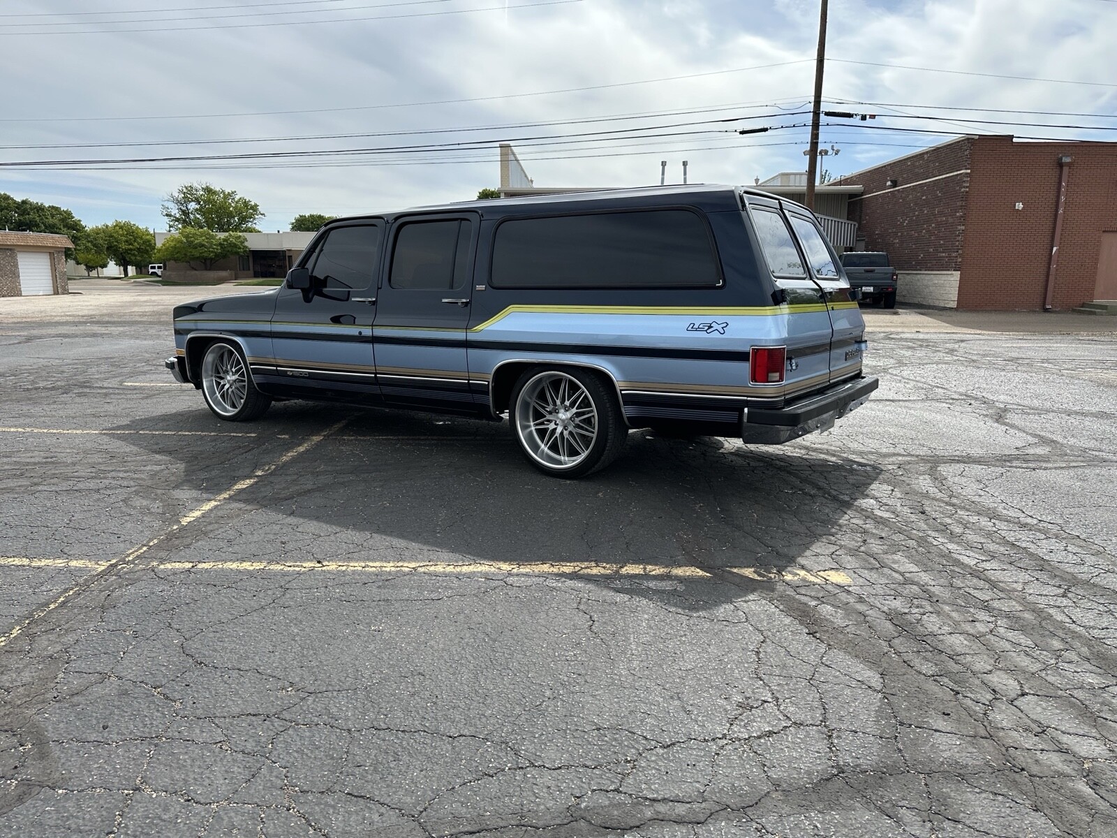 Chevrolet-Suburban-1991-17