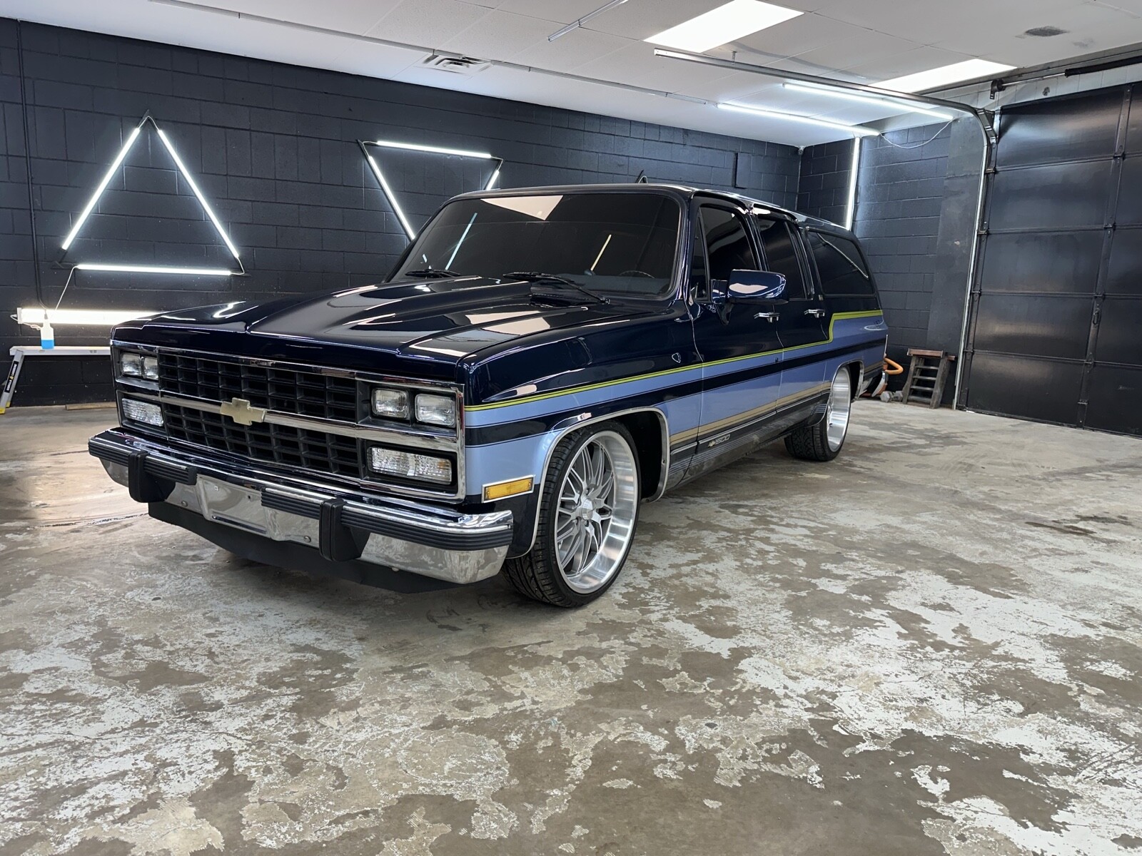 Chevrolet-Suburban-1991-2