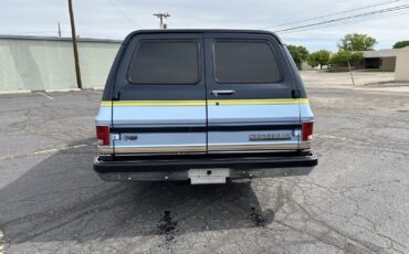Chevrolet-Suburban-1991-21