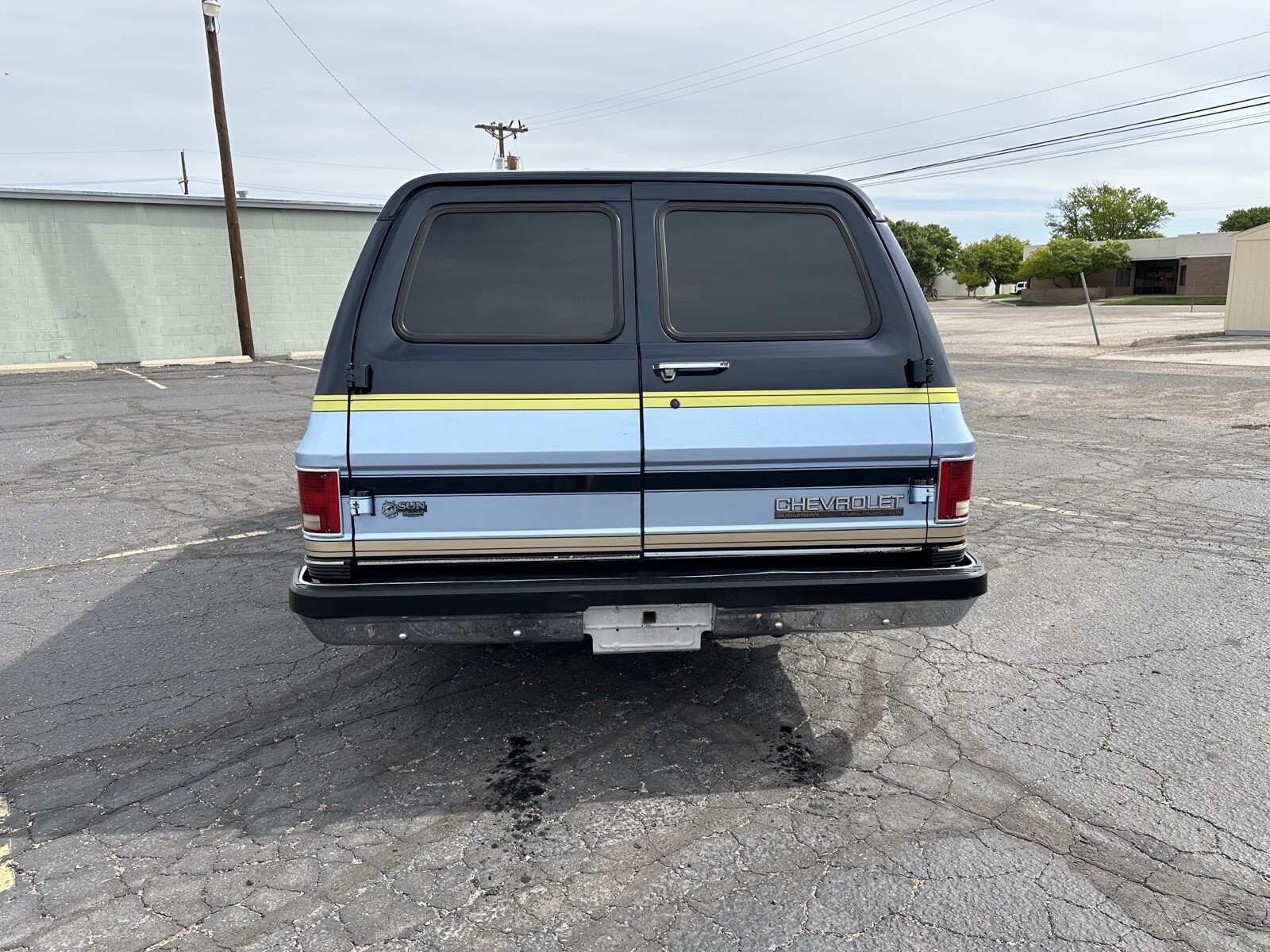 Chevrolet-Suburban-1991-21