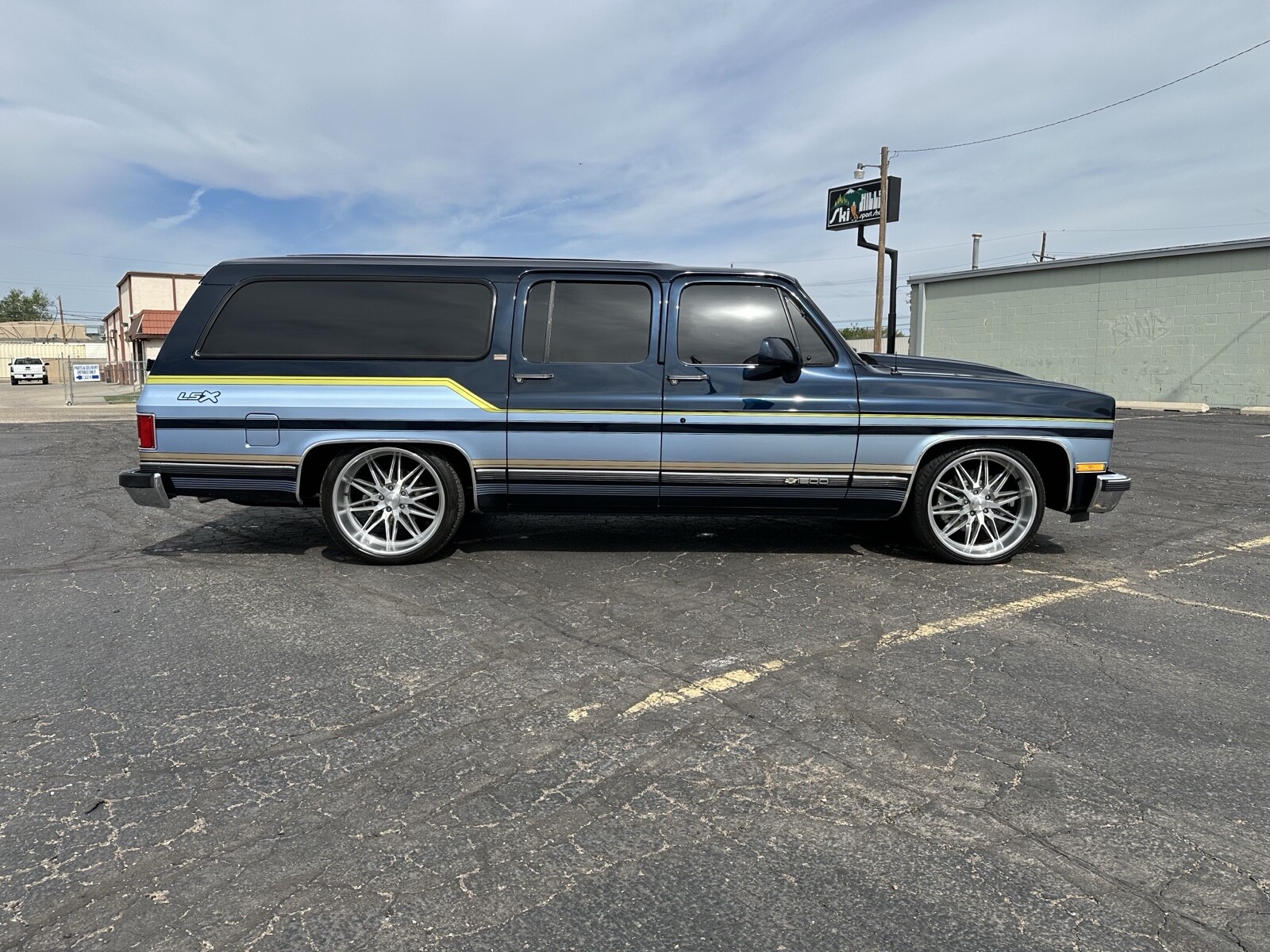 Chevrolet-Suburban-1991-23