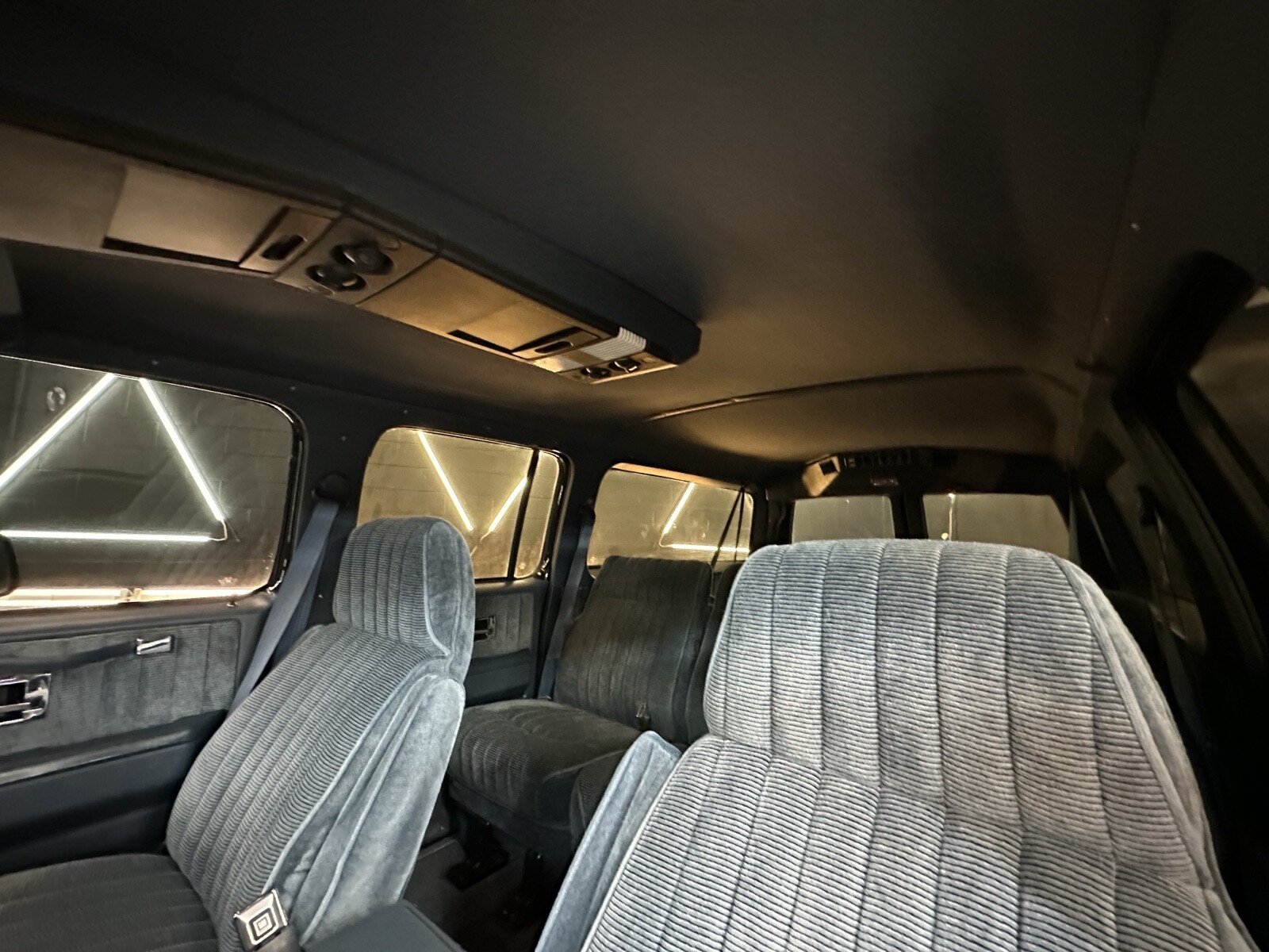 Chevrolet-Suburban-1991-33