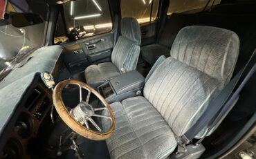 Chevrolet-Suburban-1991-34