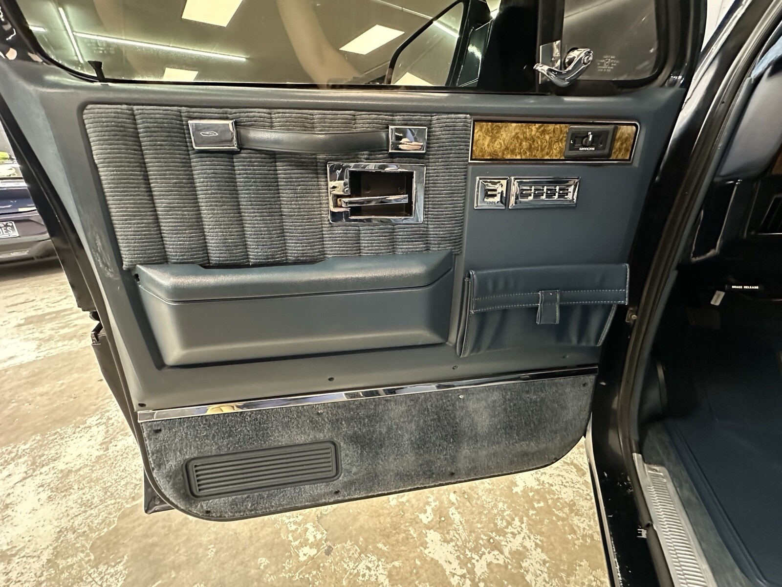 Chevrolet-Suburban-1991-35