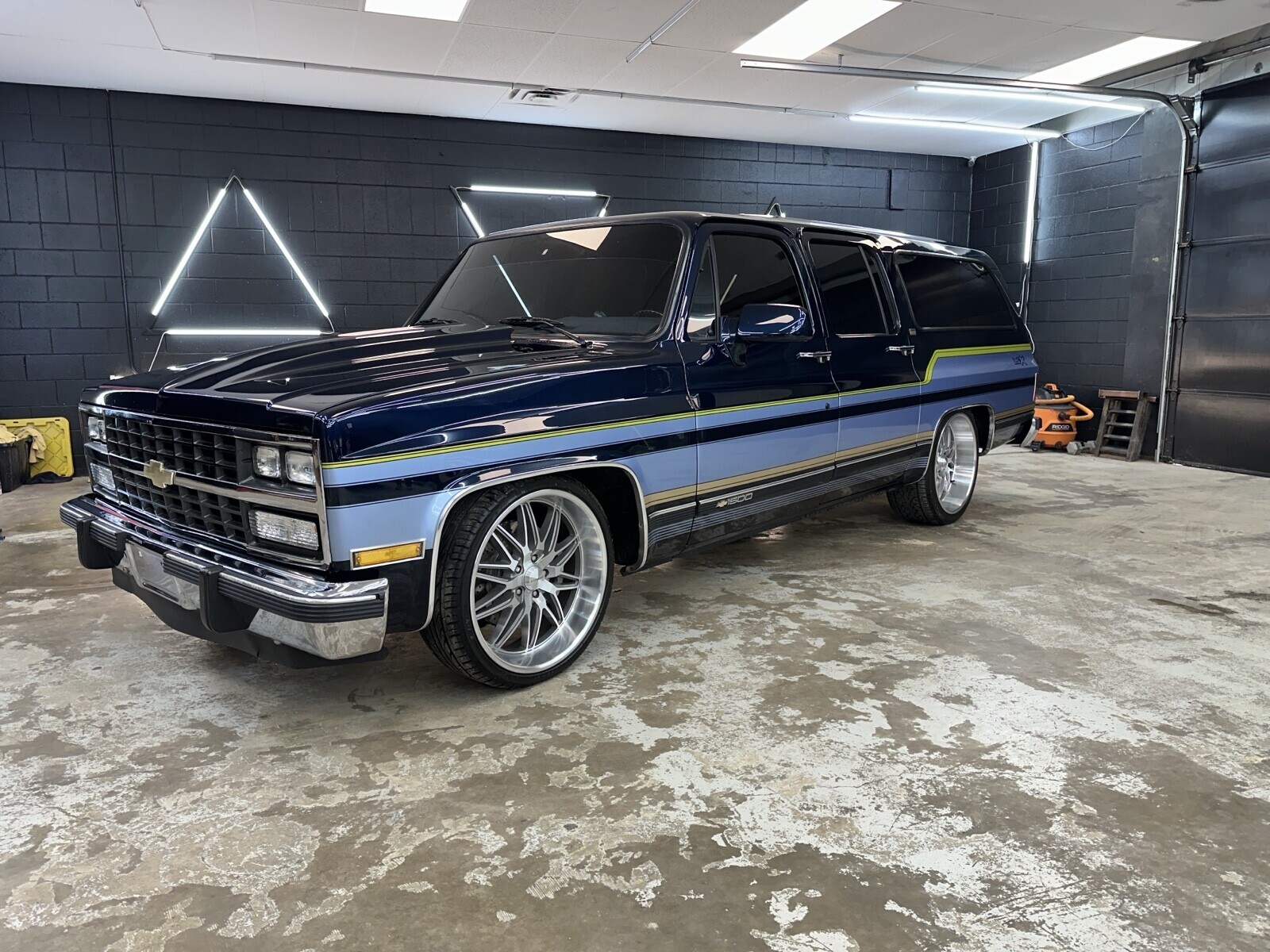Chevrolet-Suburban-1991-4