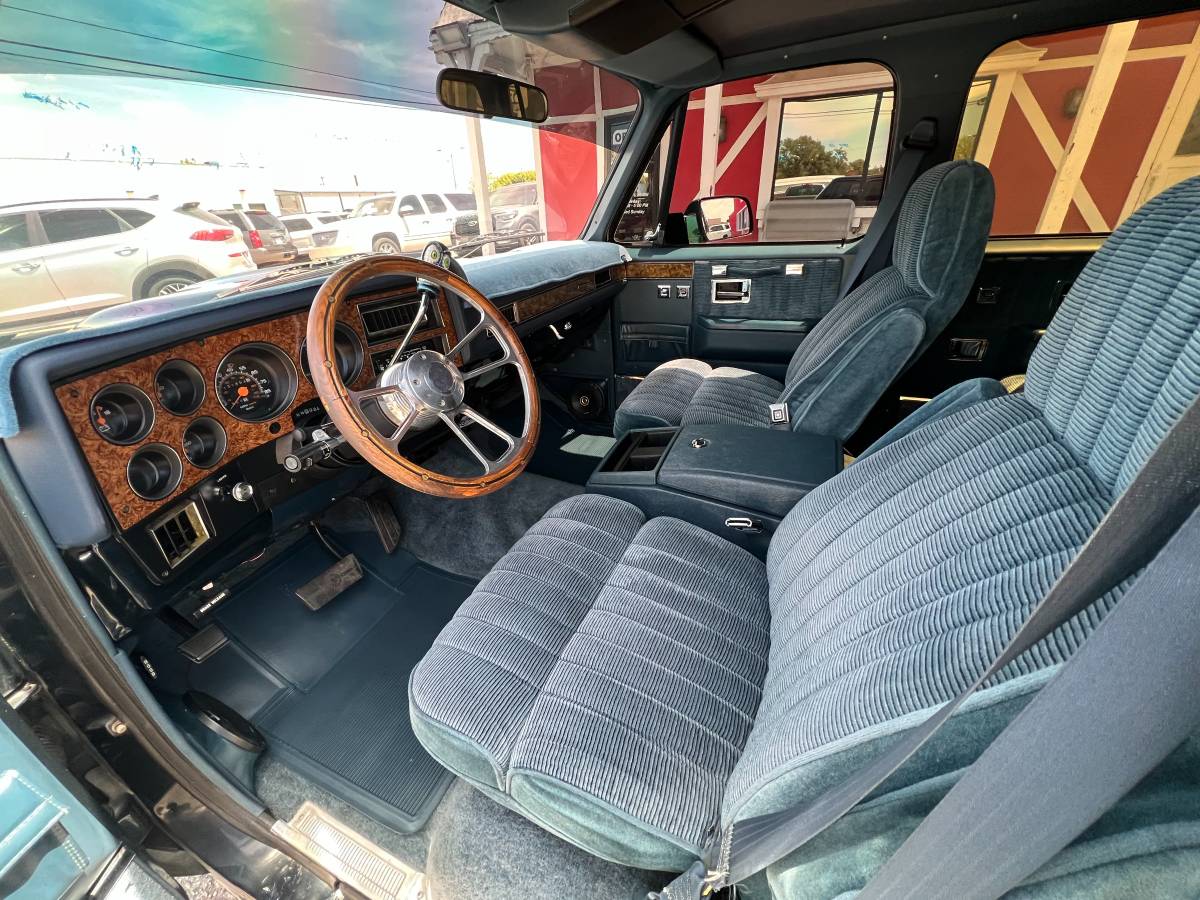 Chevrolet-Suburban-1991-blue-13