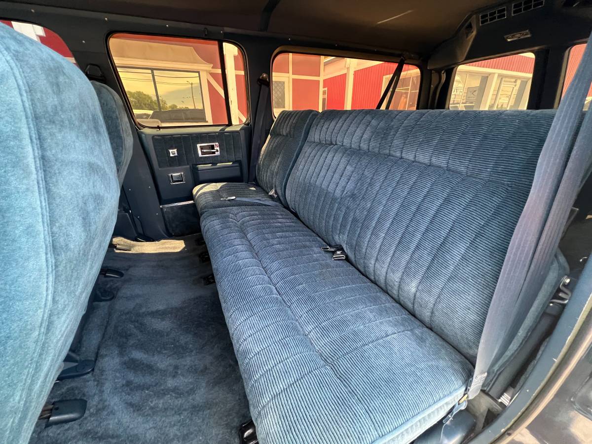 Chevrolet-Suburban-1991-blue-15