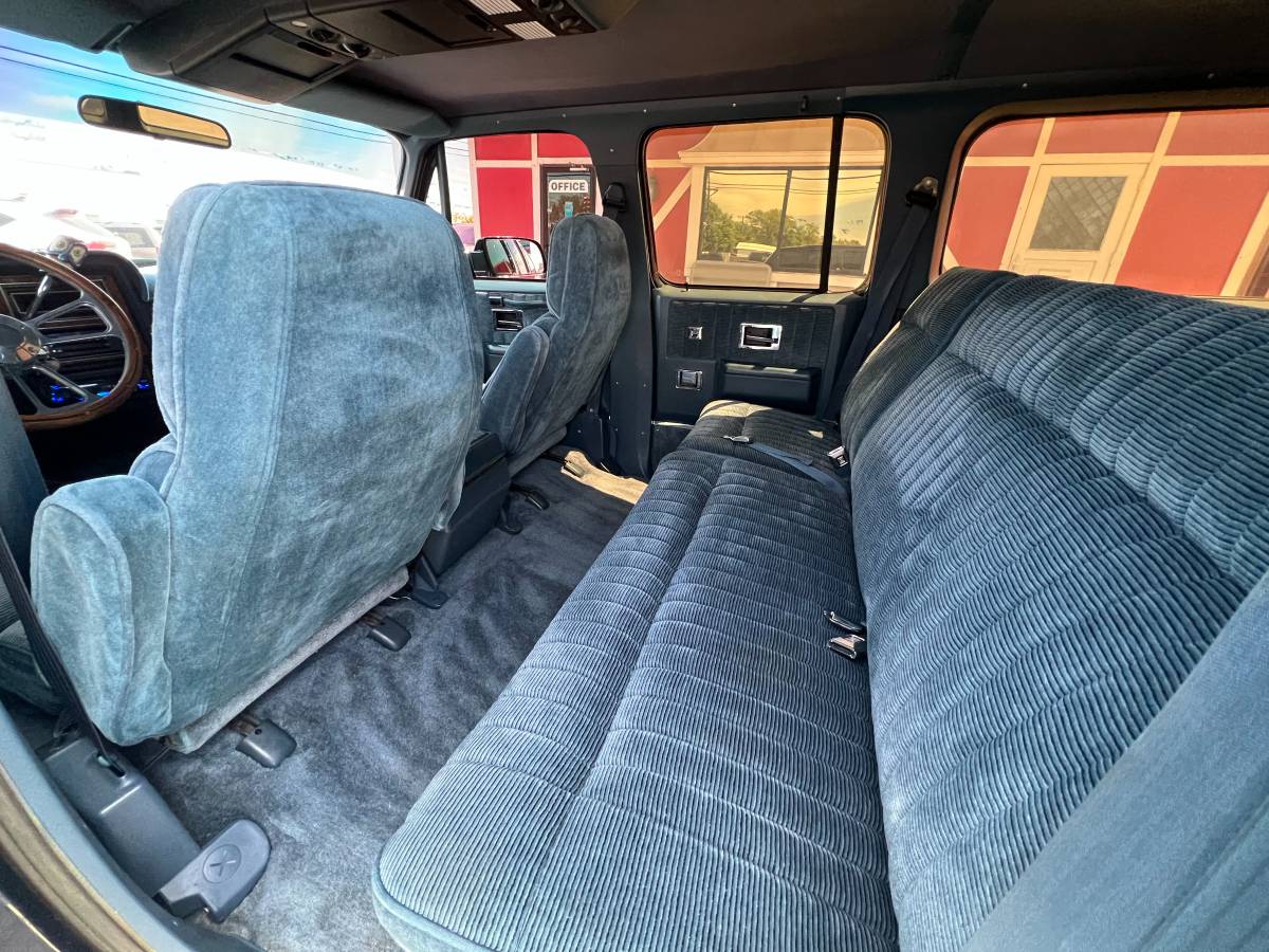 Chevrolet-Suburban-1991-blue-16
