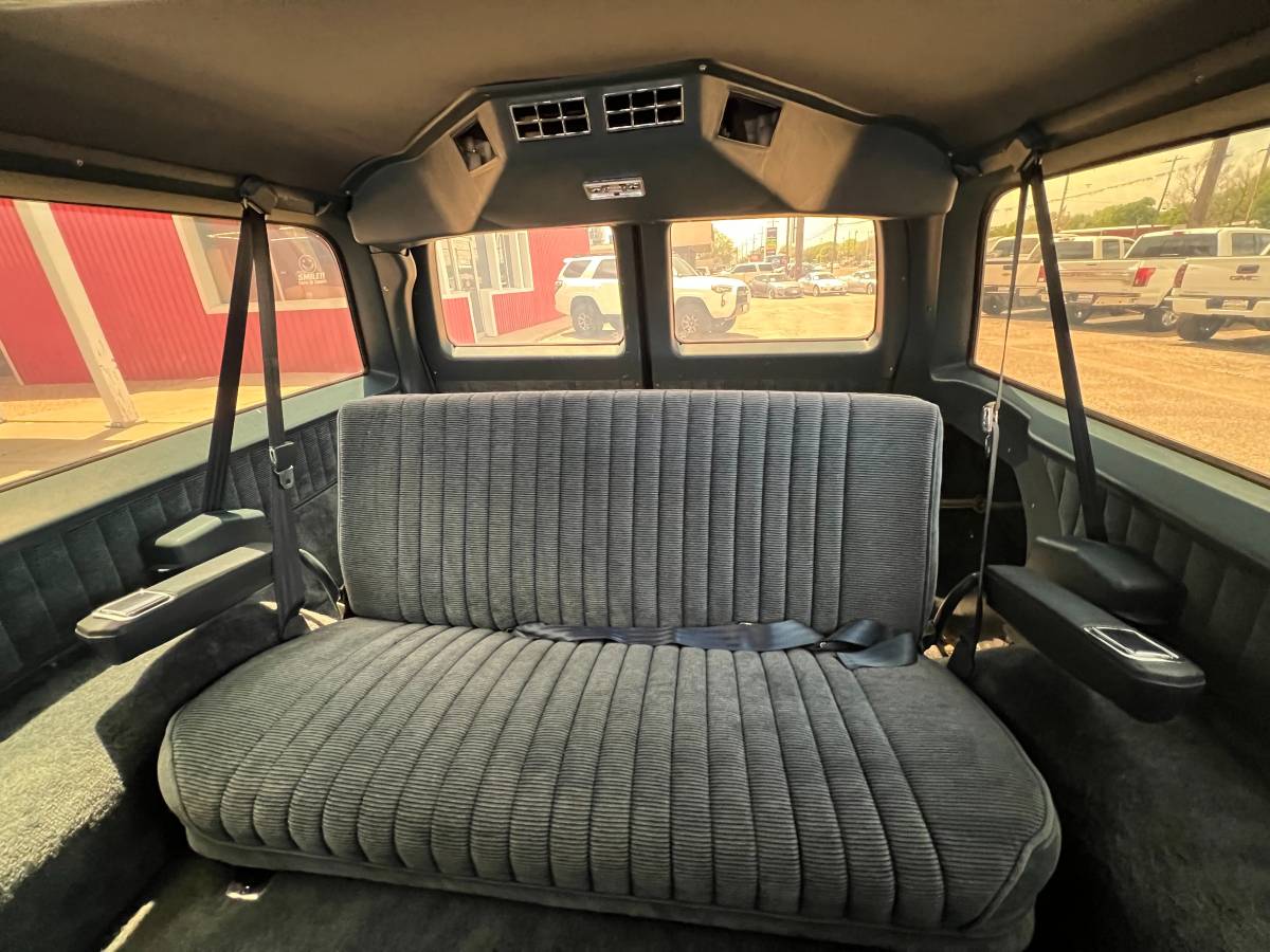 Chevrolet-Suburban-1991-blue-17