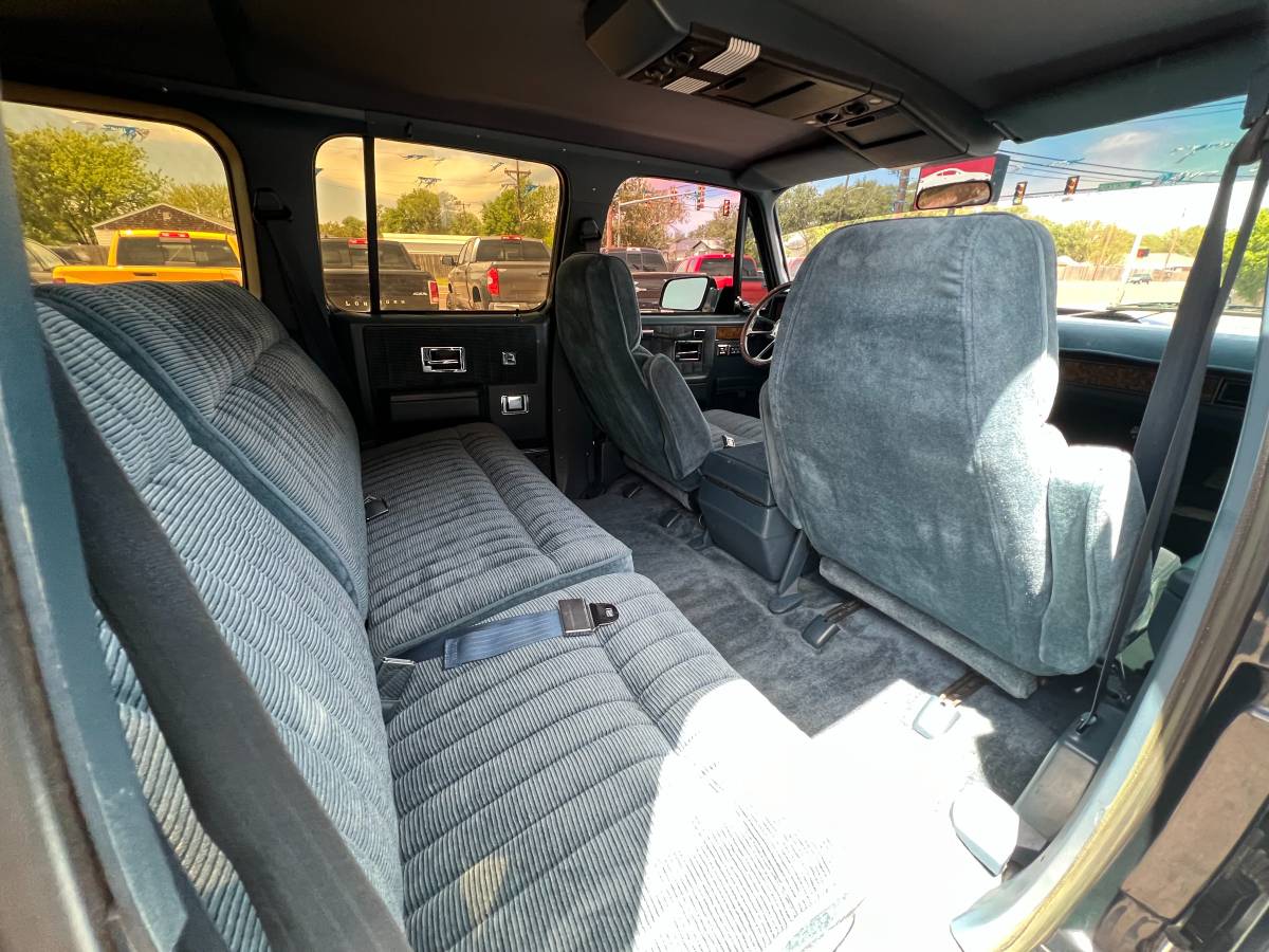 Chevrolet-Suburban-1991-blue-19