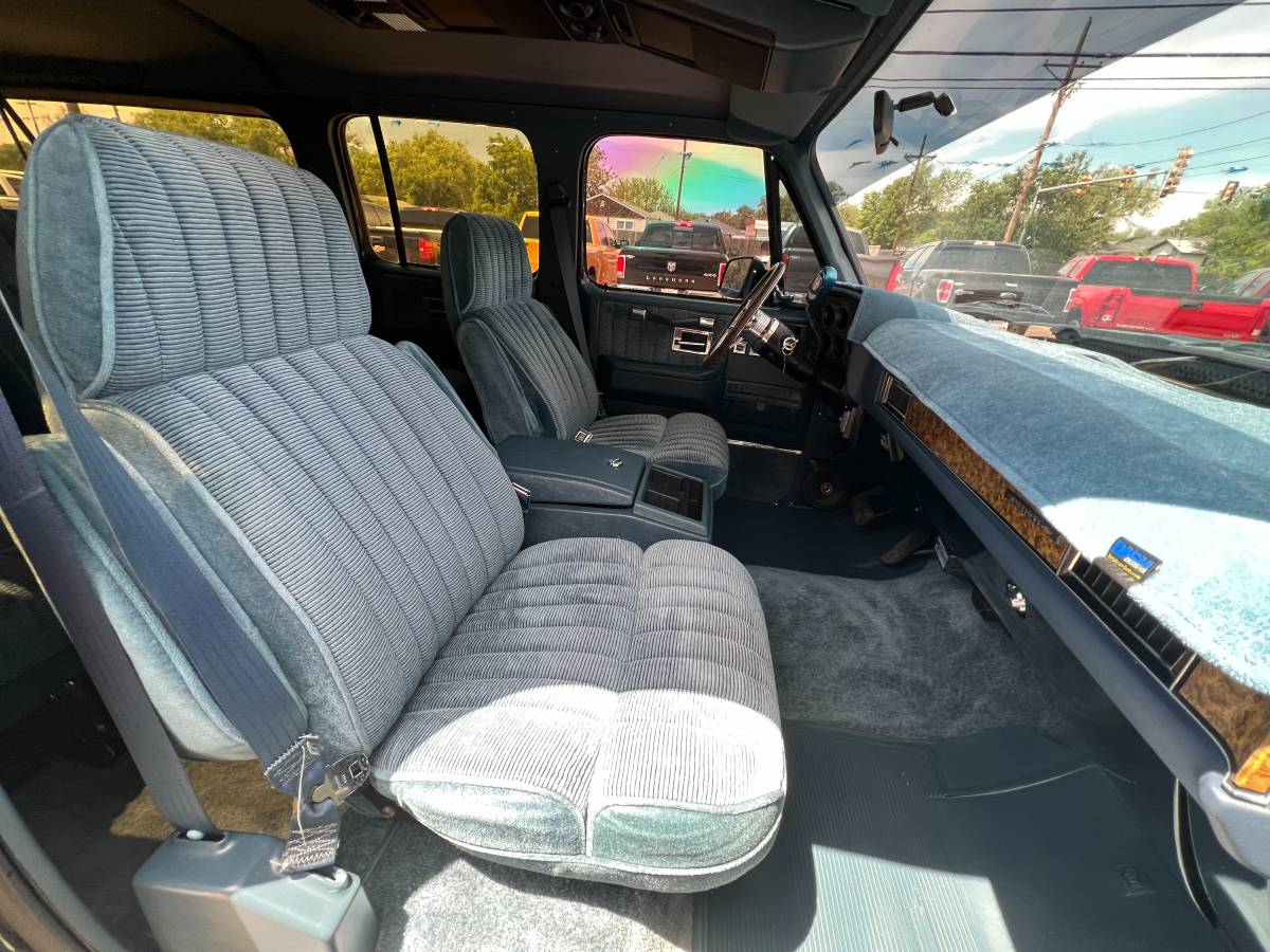 Chevrolet-Suburban-1991-blue-20