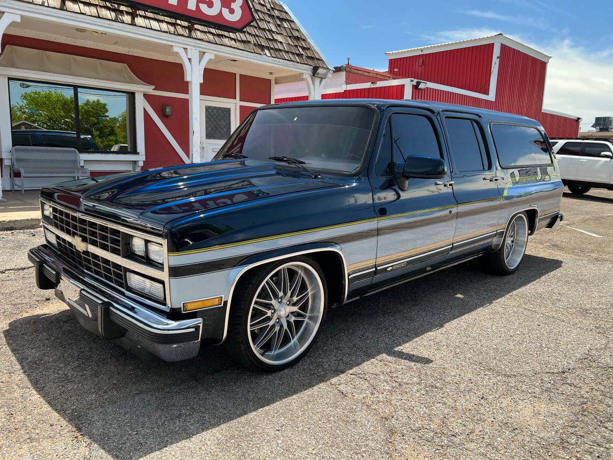 Chevrolet Suburban  1991 blue