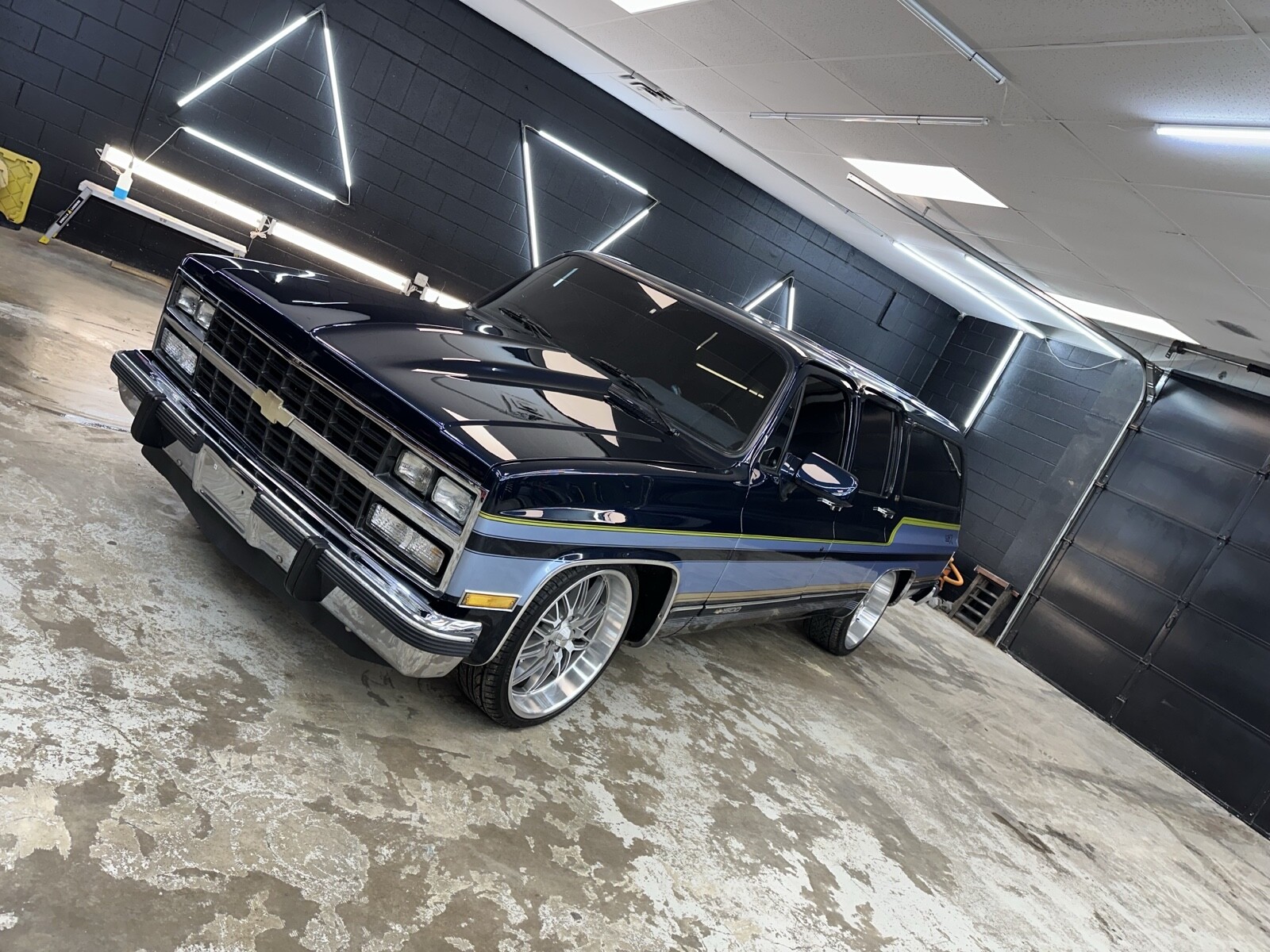 Chevrolet-Suburban-1991