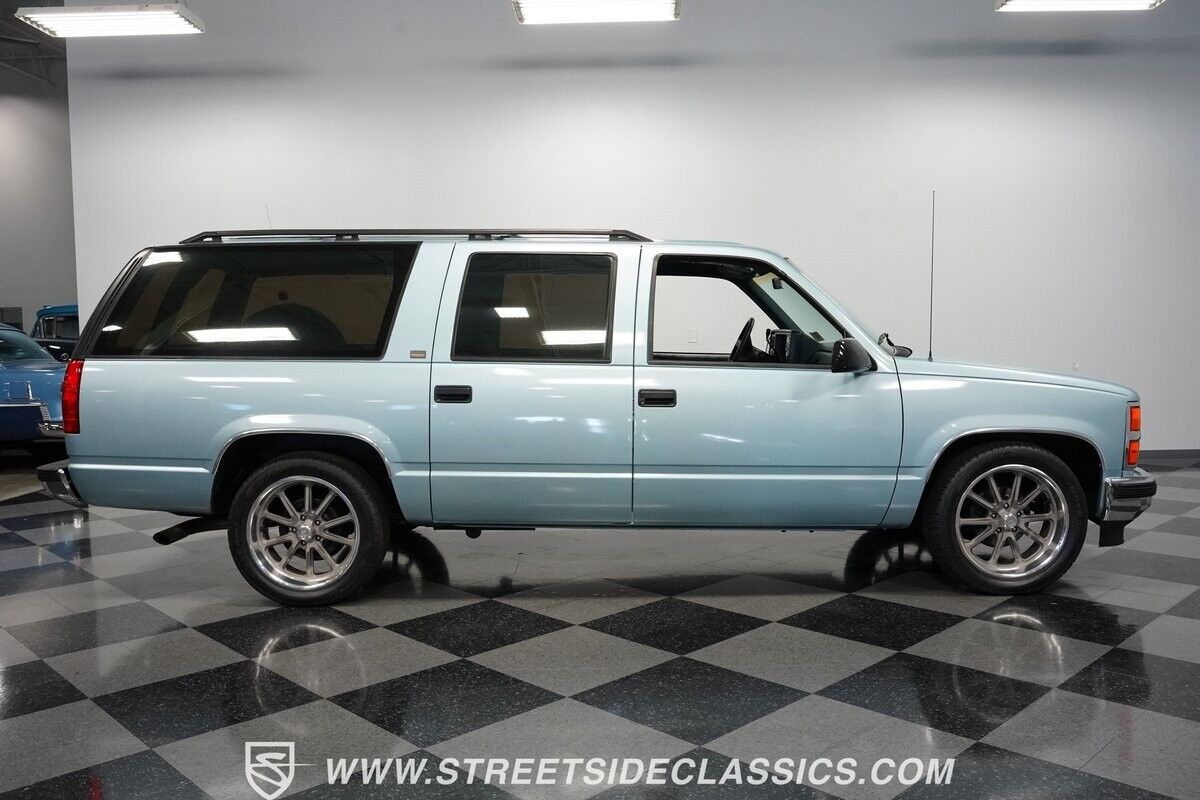 Chevrolet-Suburban-1992-SUV-14