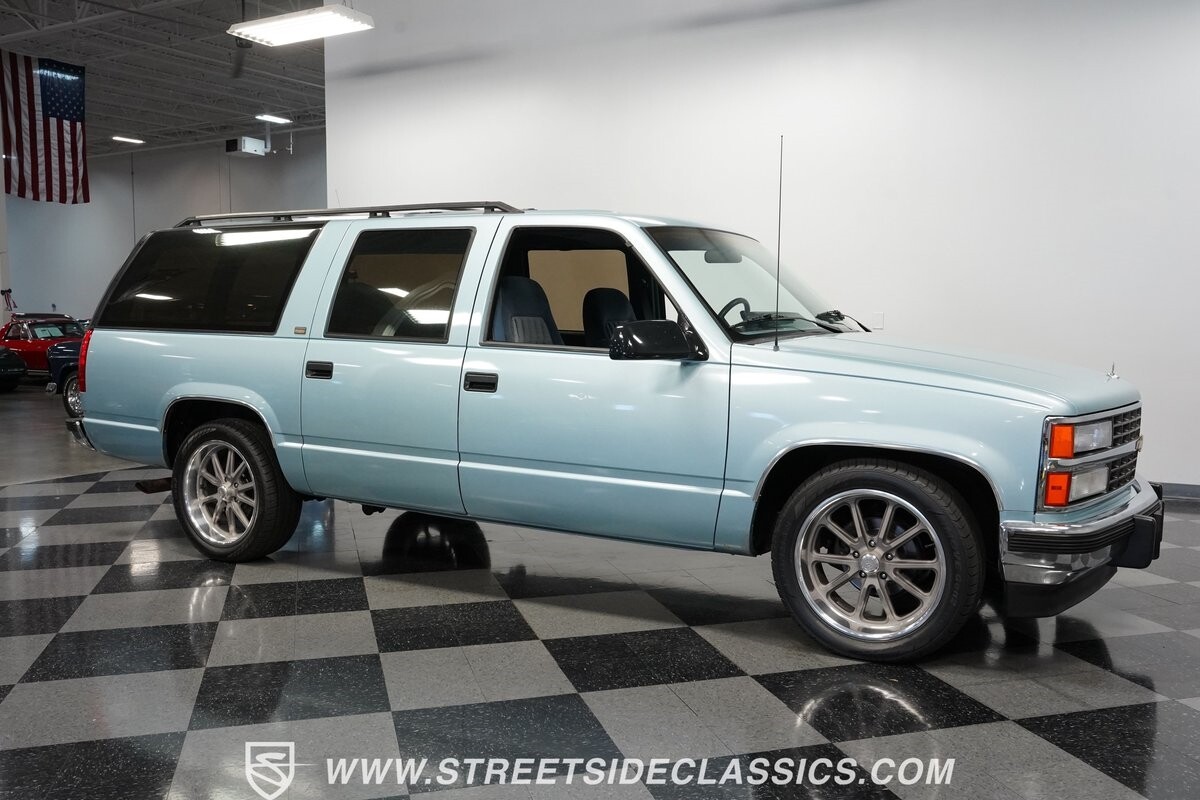 Chevrolet-Suburban-1992-SUV-15