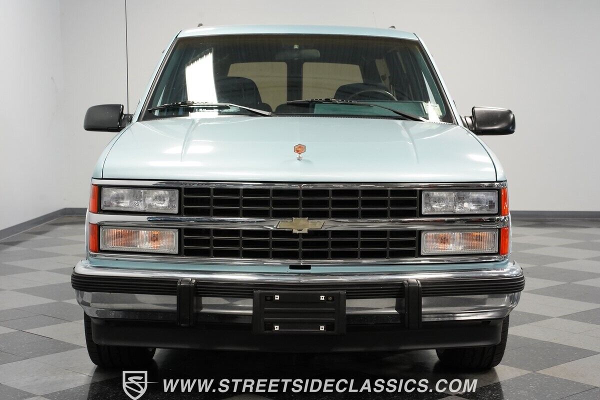 Chevrolet-Suburban-1992-SUV-17