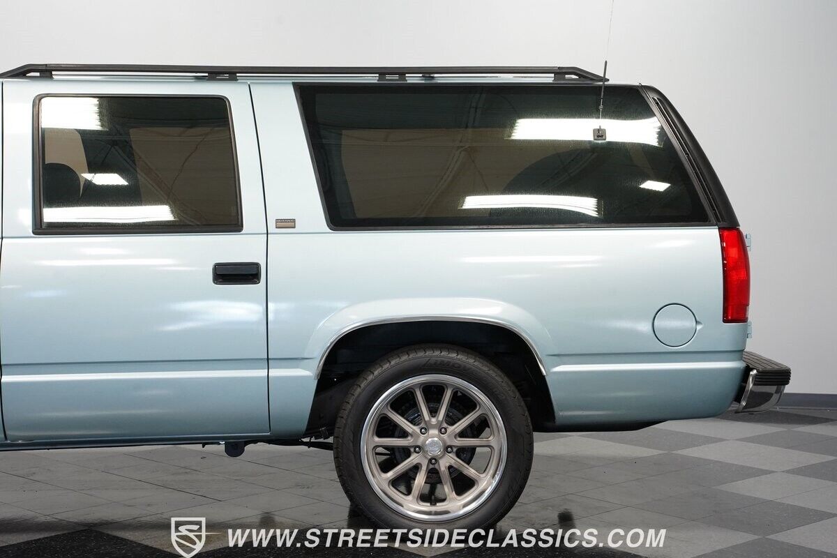 Chevrolet-Suburban-1992-SUV-24