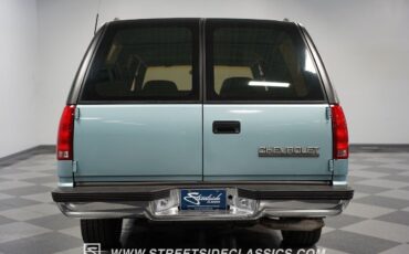 Chevrolet-Suburban-1992-SUV-25